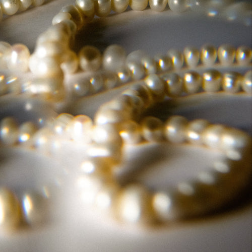 Alicia_unregelmaessige Perlenkette mit weißen Perlen_Lunas Perlen_Perlenschmuck aus München