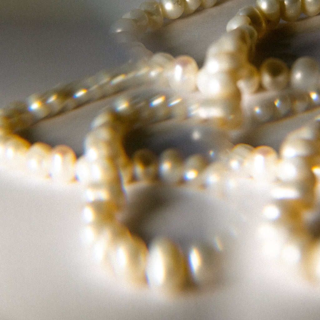 Alicia_unregelmaessige Perlenkette mit weißen Perlen_Lunas Perlen_Perlenschmuck aus München
