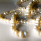 Alicia_unregelmaessige Perlenkette mit weißen Perlen_Lunas Perlen_Perlenschmuck aus München