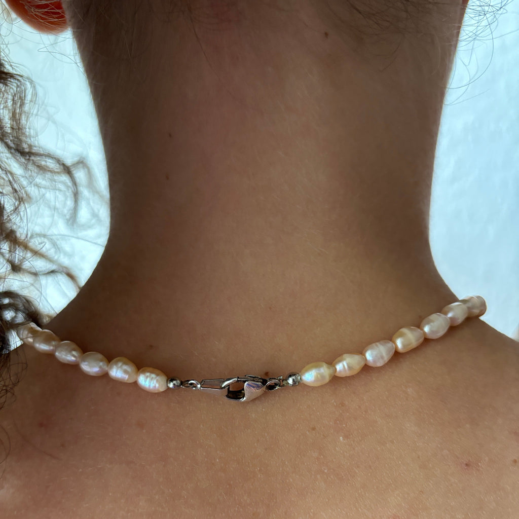 Ansicht des Verschlusses der Perlenkette Bella angezogen, 