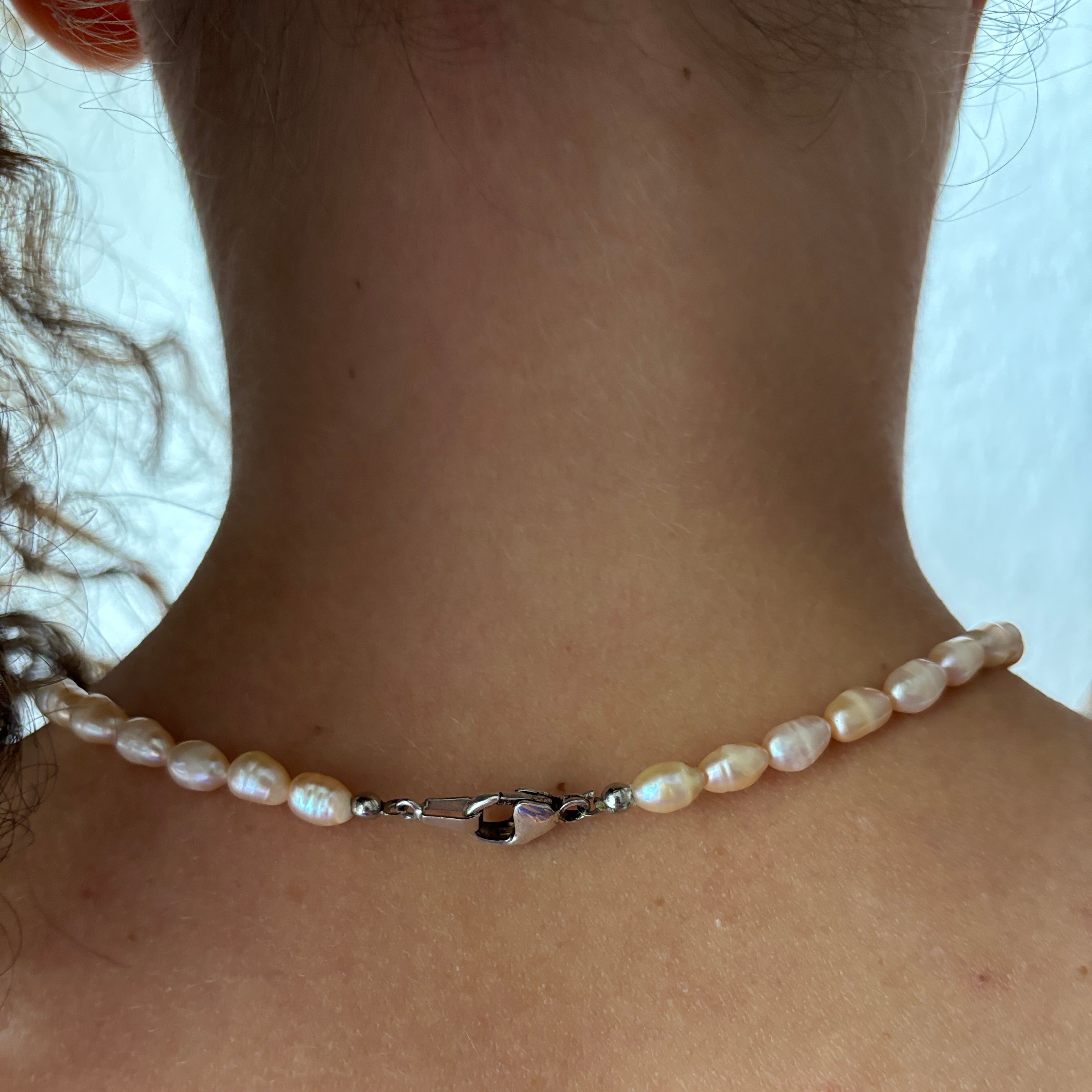 Ansicht des Verschlusses der Perlenkette Bella angezogen, 