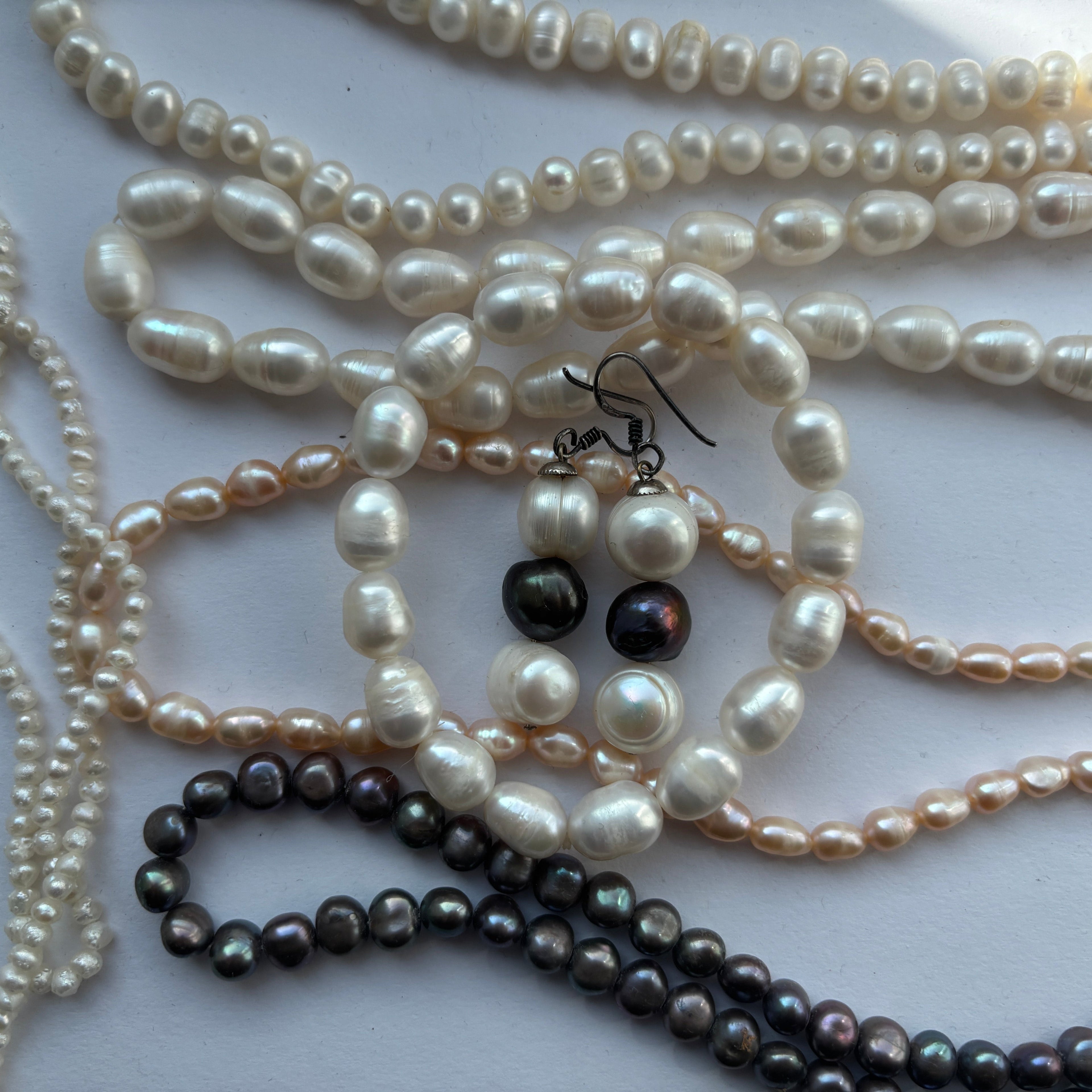 Aurora Perlenohrringen und BELLA Perlenkette und weitere von Lunas Perlen