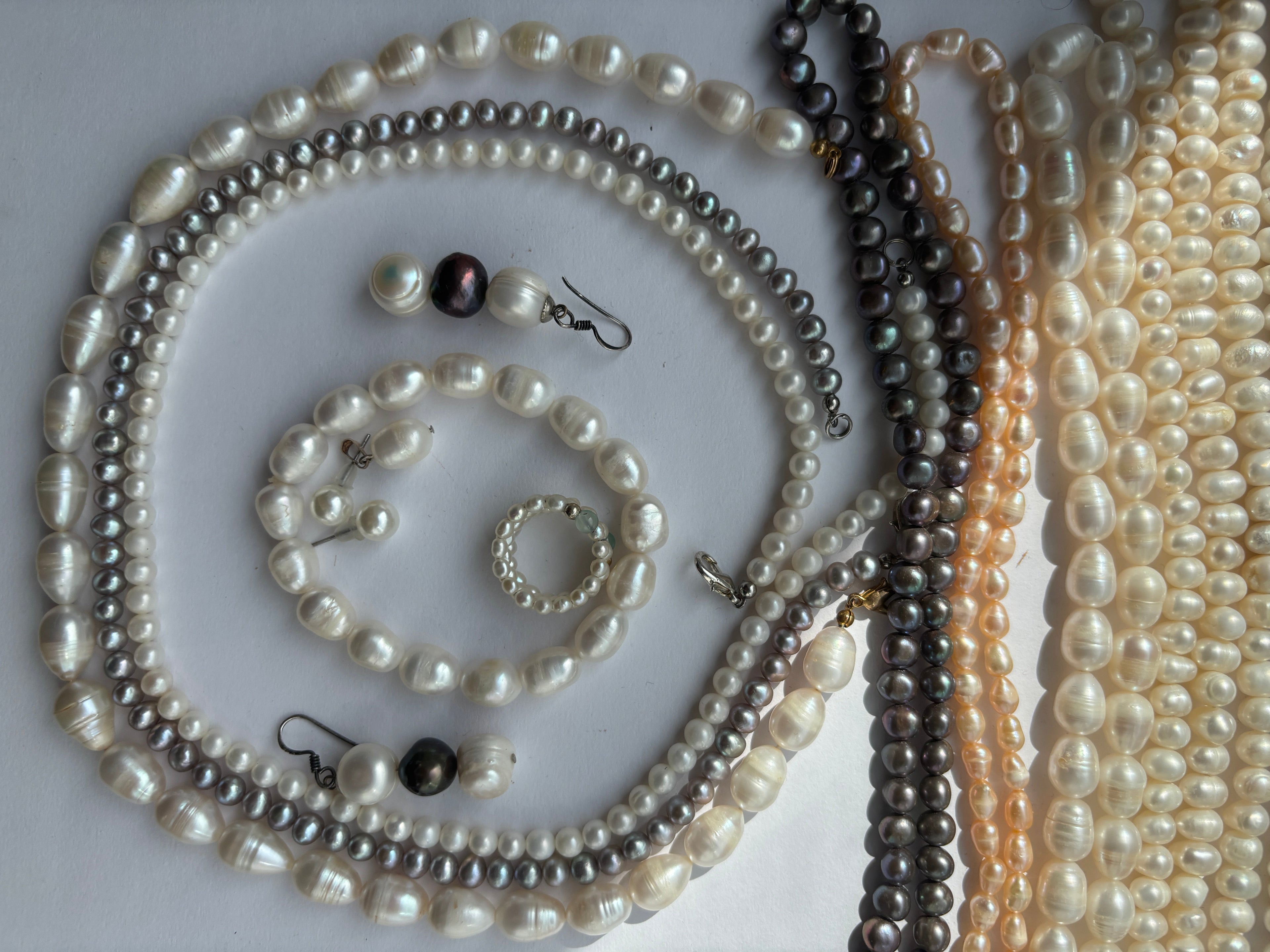 Aurora Perlenohrringen und BELLA Perlenkette und weitere von Lunas Perlen 2