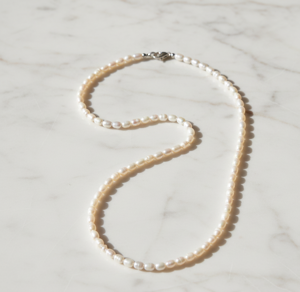 Bild von weißer Perlenkette