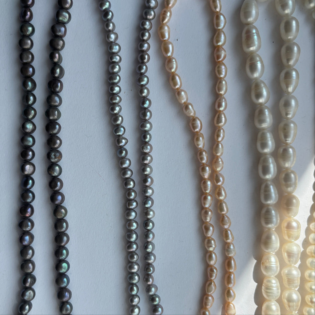 Foto von fünf Perlenketten von Lunas Perlen aus München