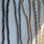 Foto von fünf Perlenketten von Lunas Perlen aus München