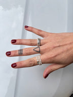 Hand mit mehrreihigen Perlenring von Lunas Perlen 2