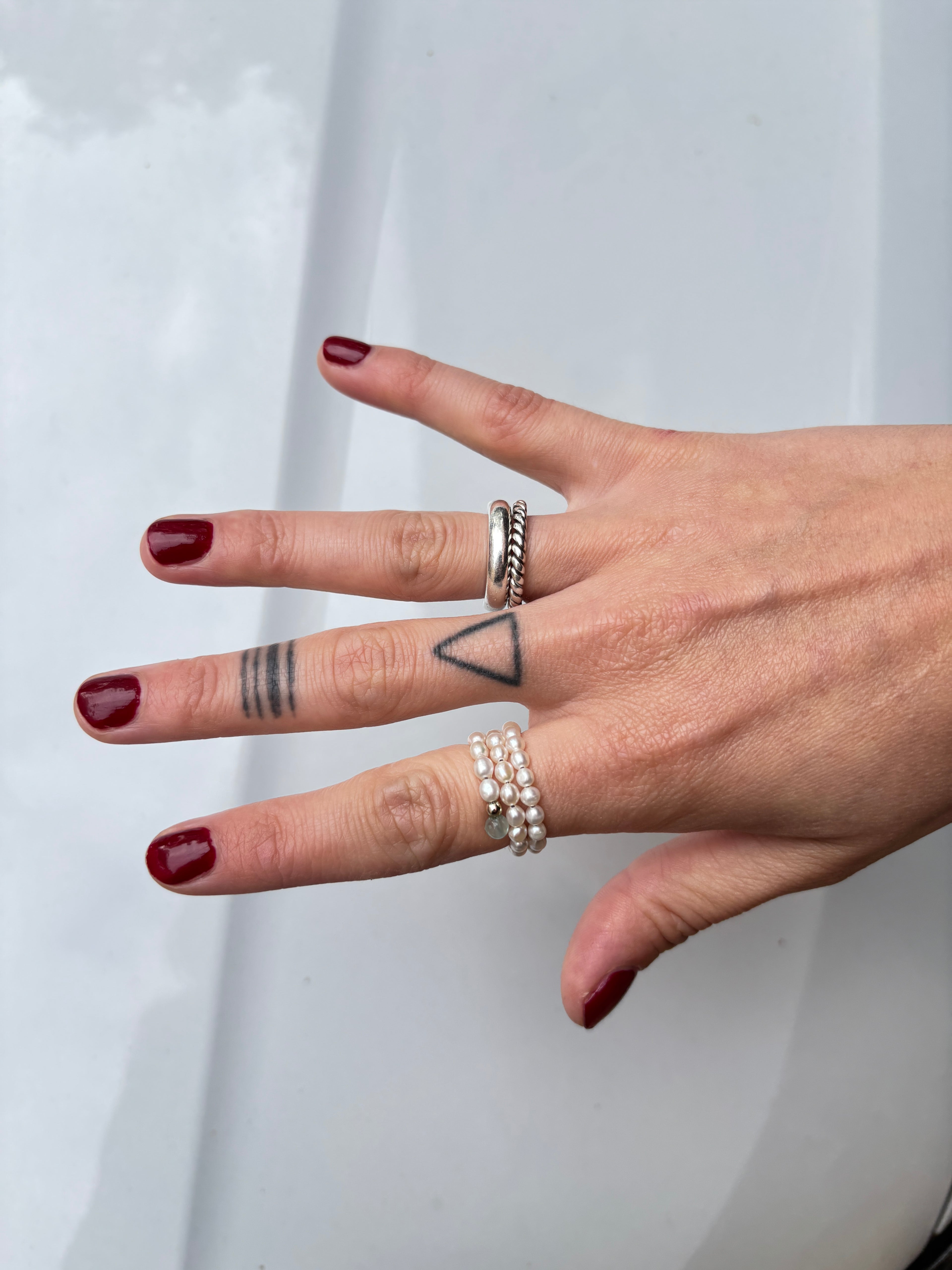 Hand mit mehrreihigen Perlenring von Lunas Perlen 2