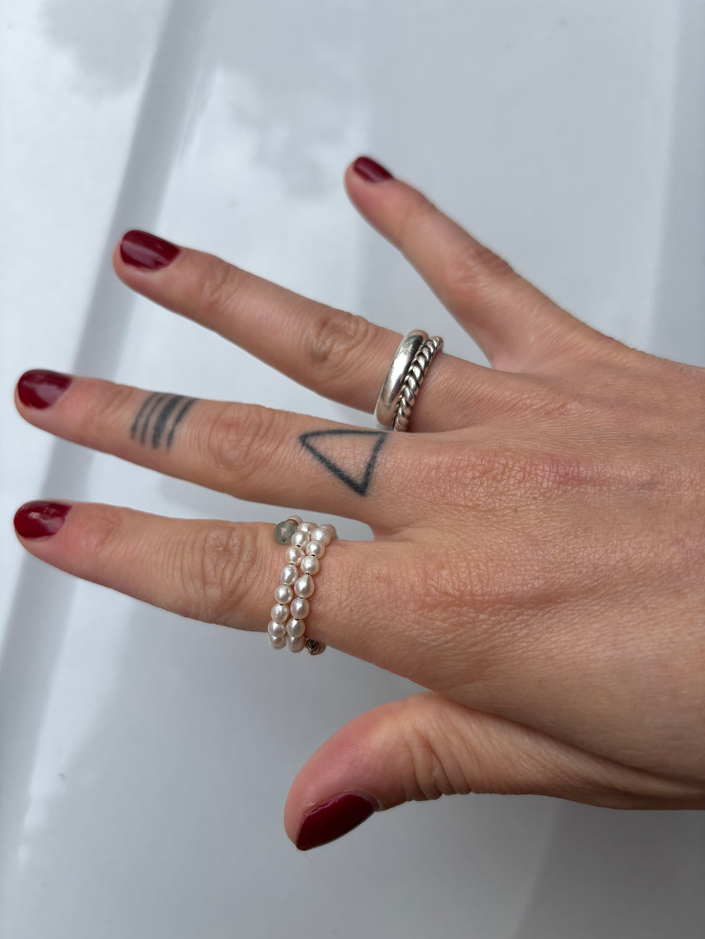 Hand mit mehrreihigen Perlenring von Lunas Perlen 3