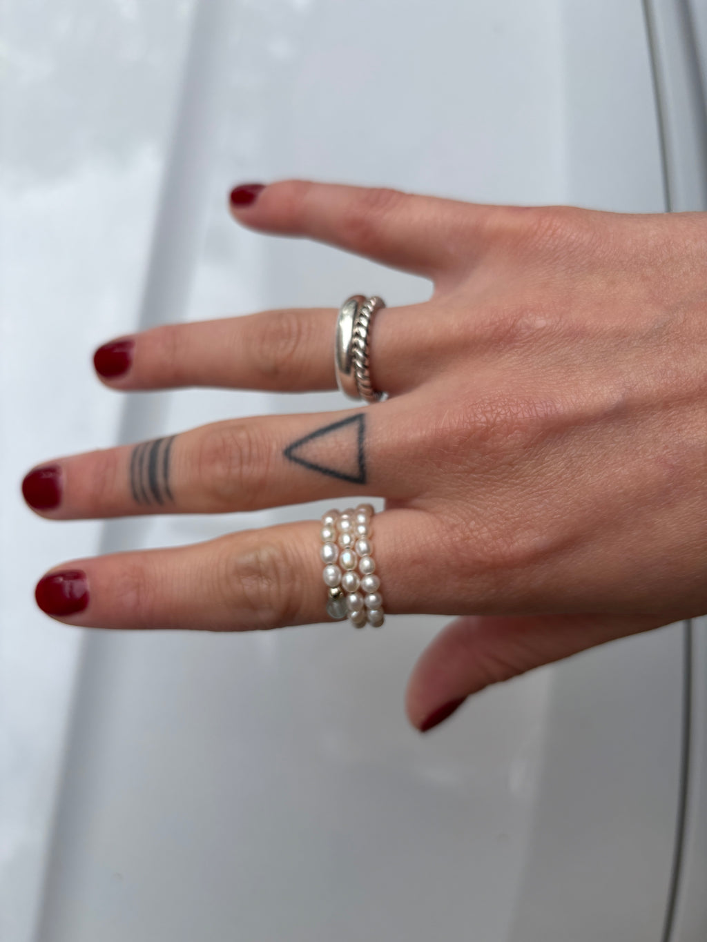 Hand mit mehrreihigen Perlenring von Lunas Perlen 4