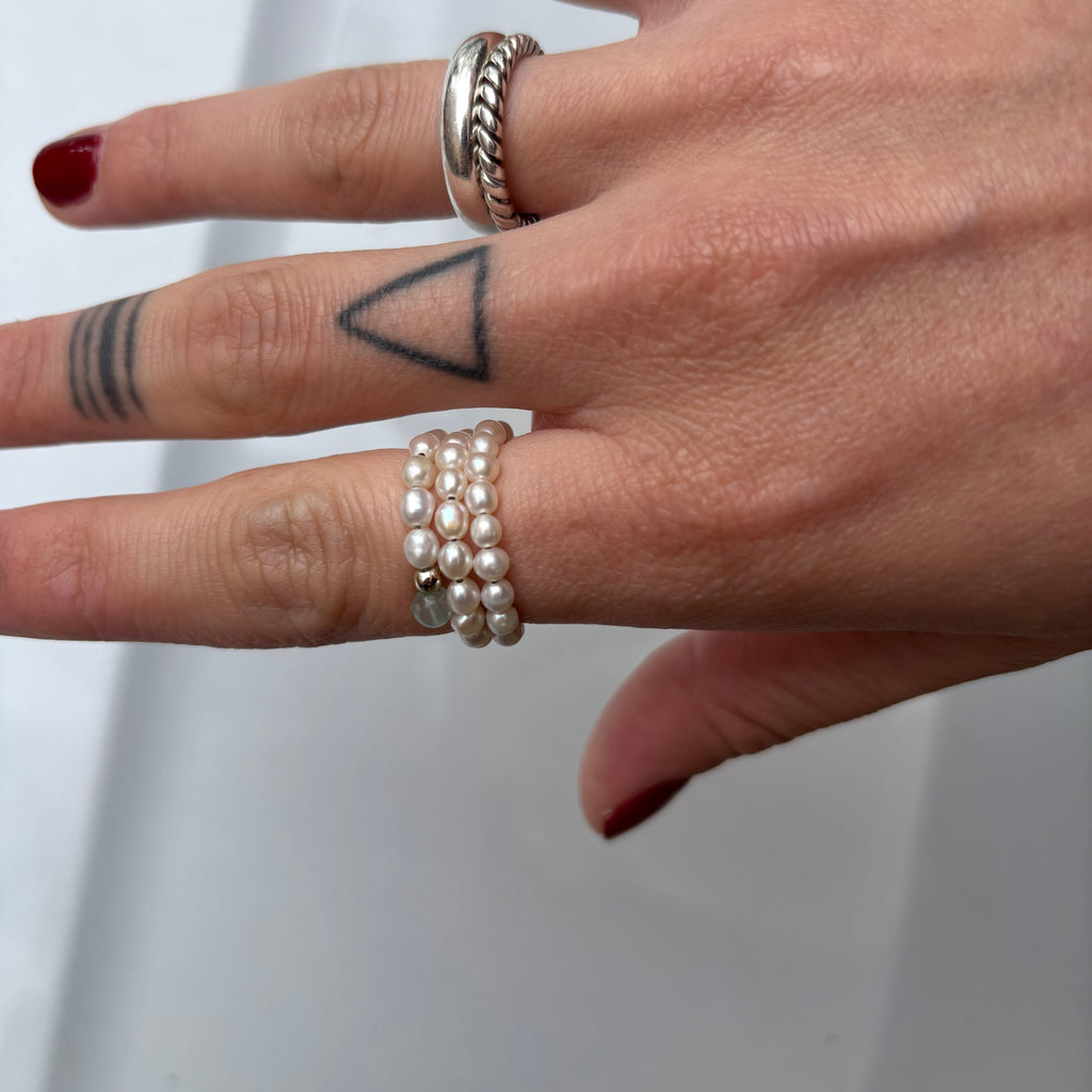 Hand mit mehrreihigen Perlenring von Lunas Perlen 5