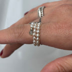 Hand mit mehrreihigen Perlenring von Lunas Perlen 5