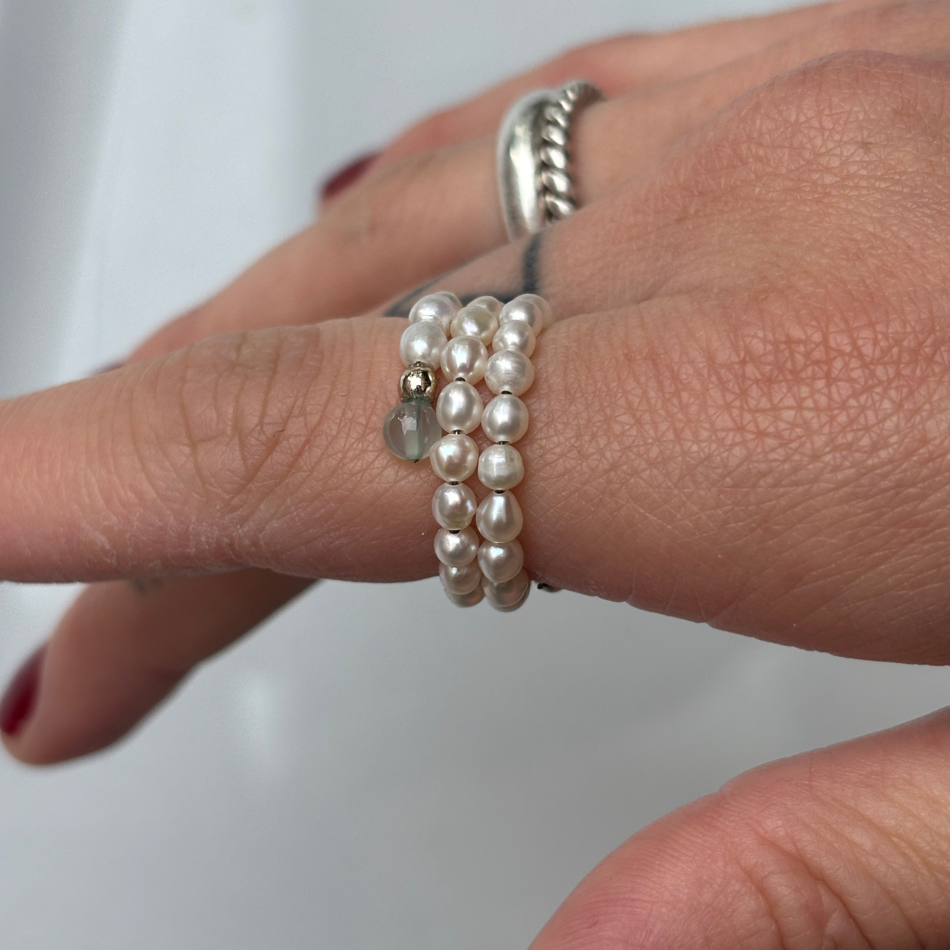 Hand mit mehrreihigen Perlenring von Lunas Perlen 5