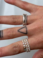 Hand mit mehrreihigen Perlenring von Lunas Perlen 6