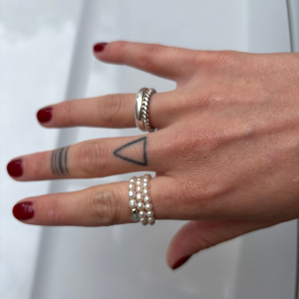 Hand mit mehrreihigen Perlenring von Lunas Perlen 7