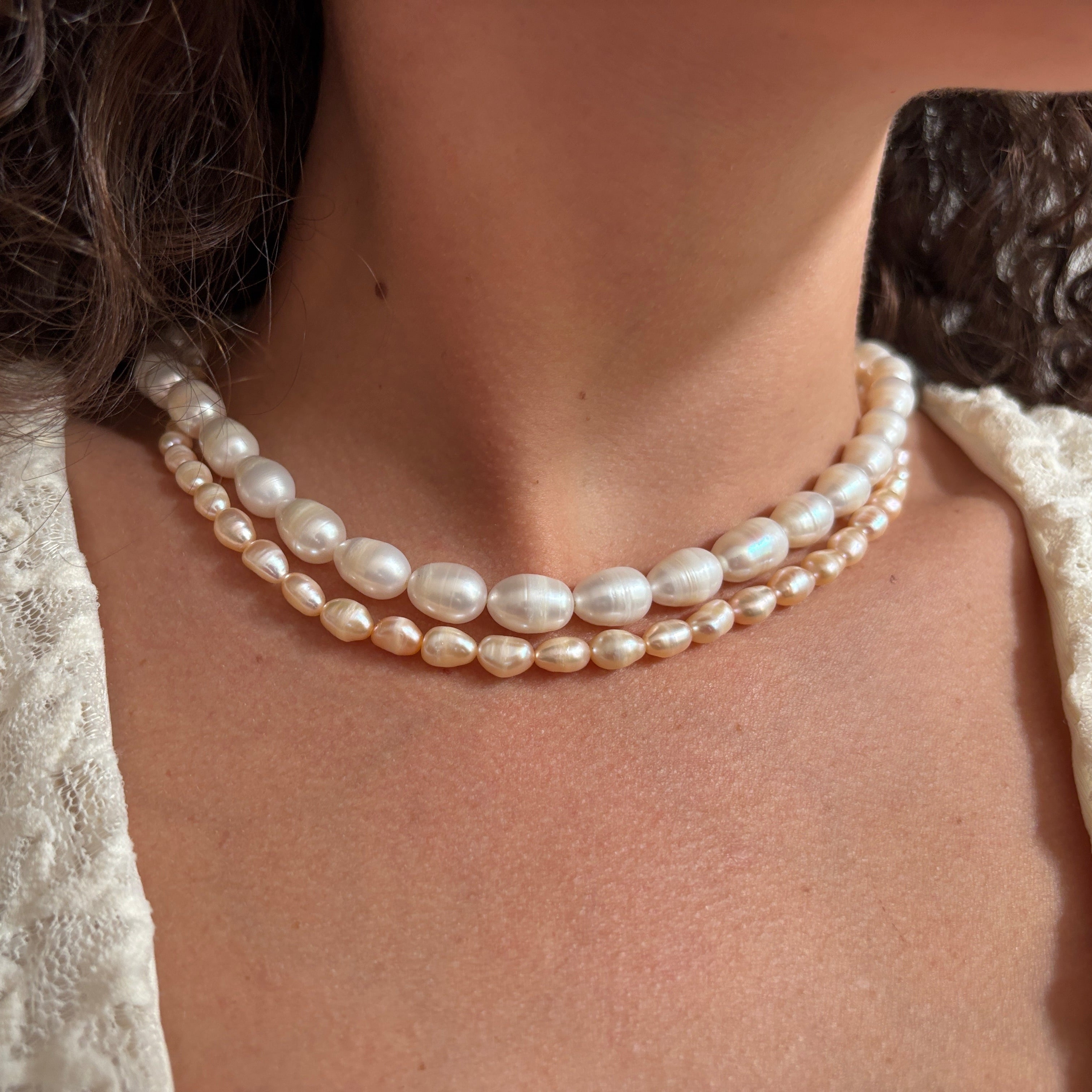 Model Teresa Luna mit Perlenkette Solana und Rosa von Lunas Perlen