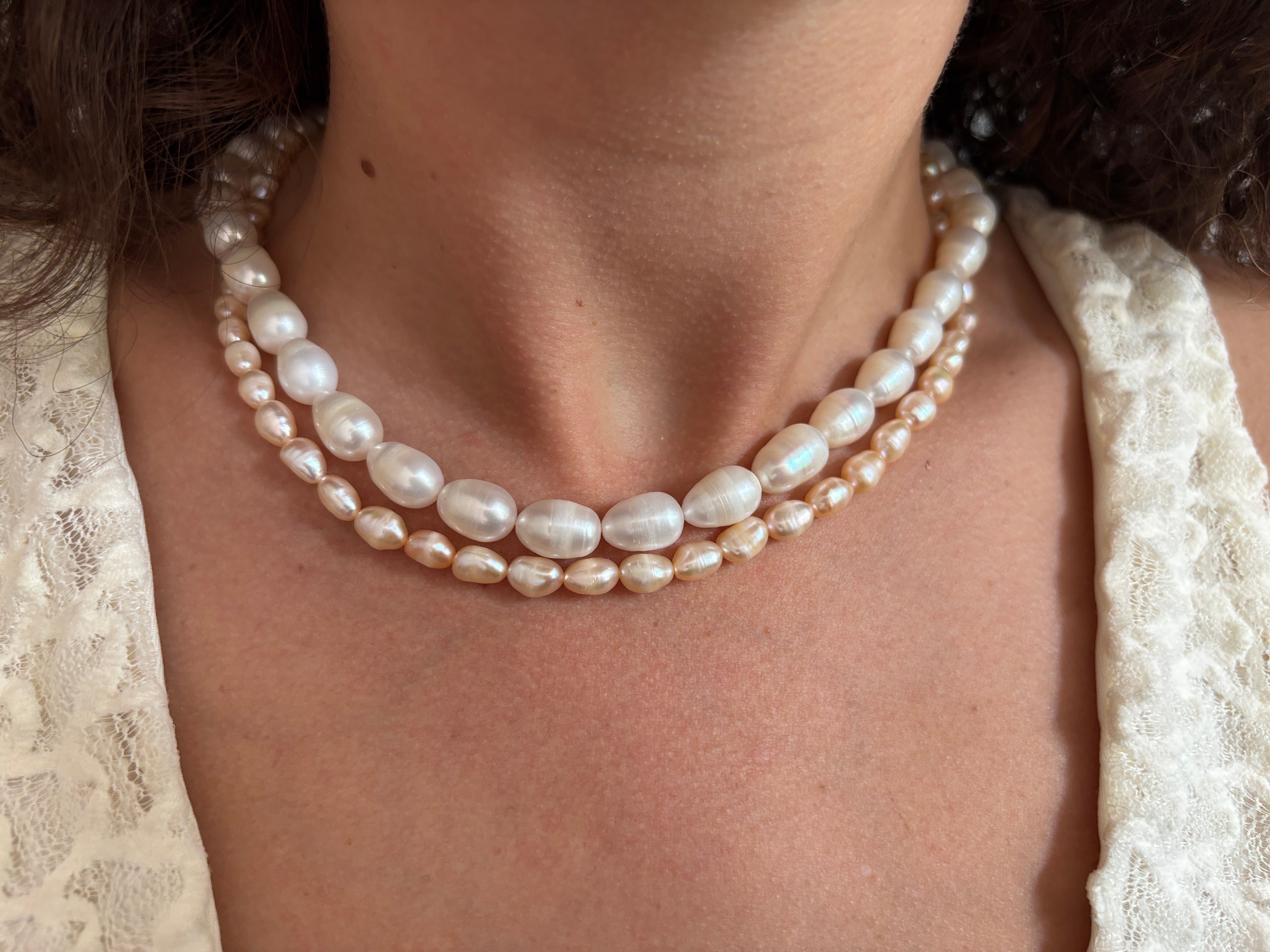 Model Teresa Luna mit Perlenkette Solana und Rosa von Lunas Perlen 3