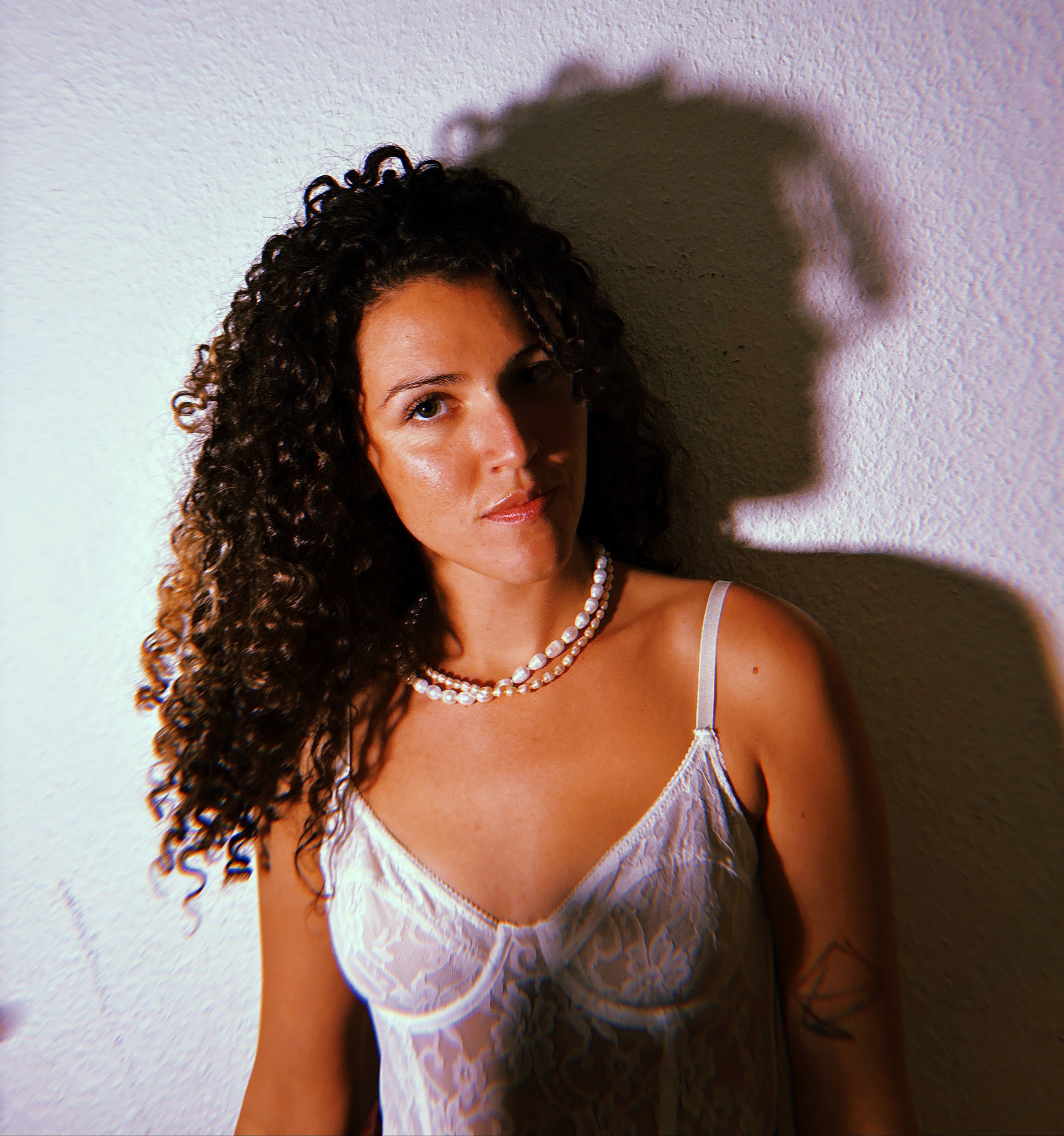 Model Teresa Luna mit Perlenkette Solana und Rosa von Lunas Perlen 6