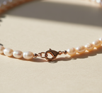 Nahaufnahme vom Karabinerverschluss einer Perlenkette