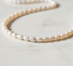 Nahaufnahme von einer weißen Perlenkette