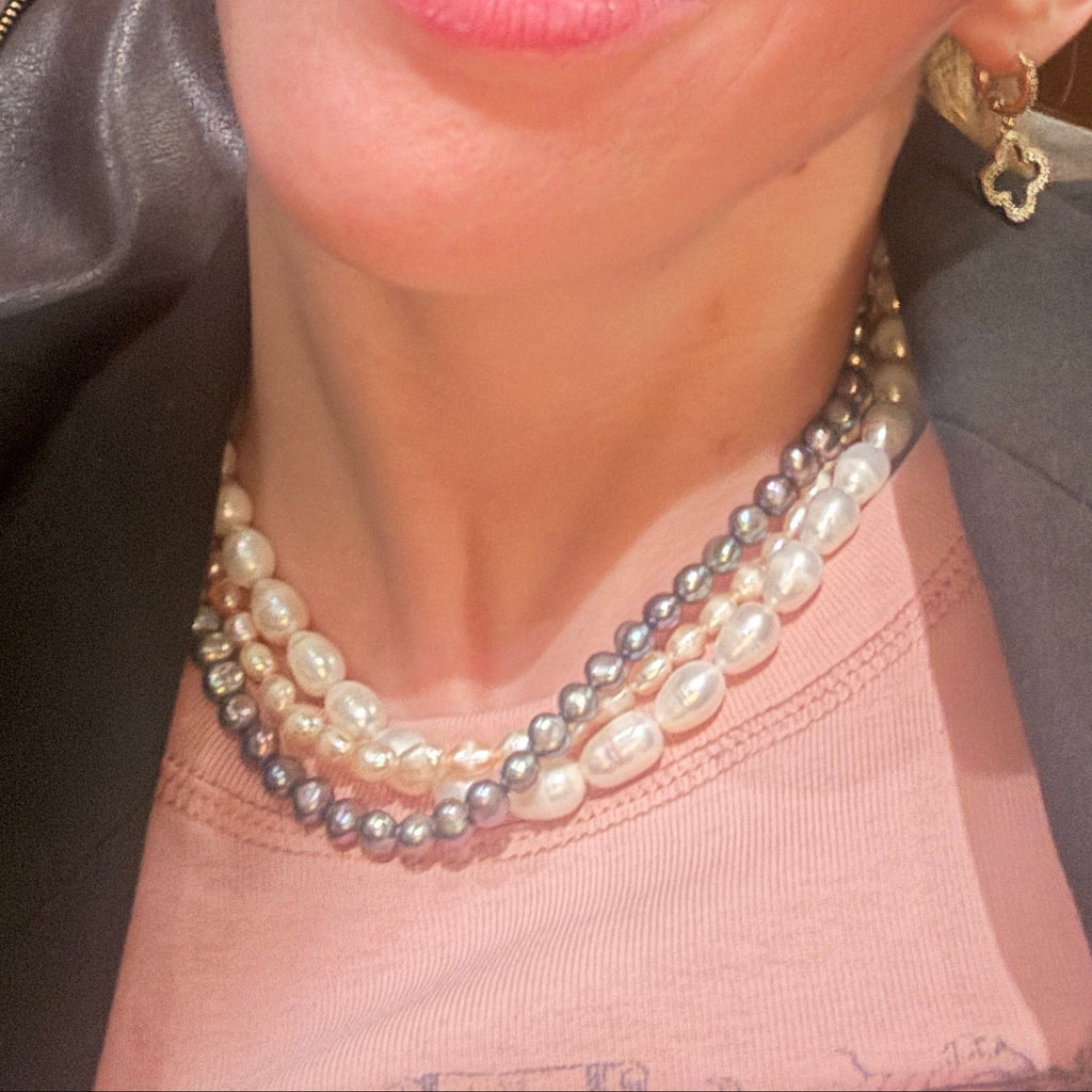 Perlenketten von Lunas Perlen angezogen