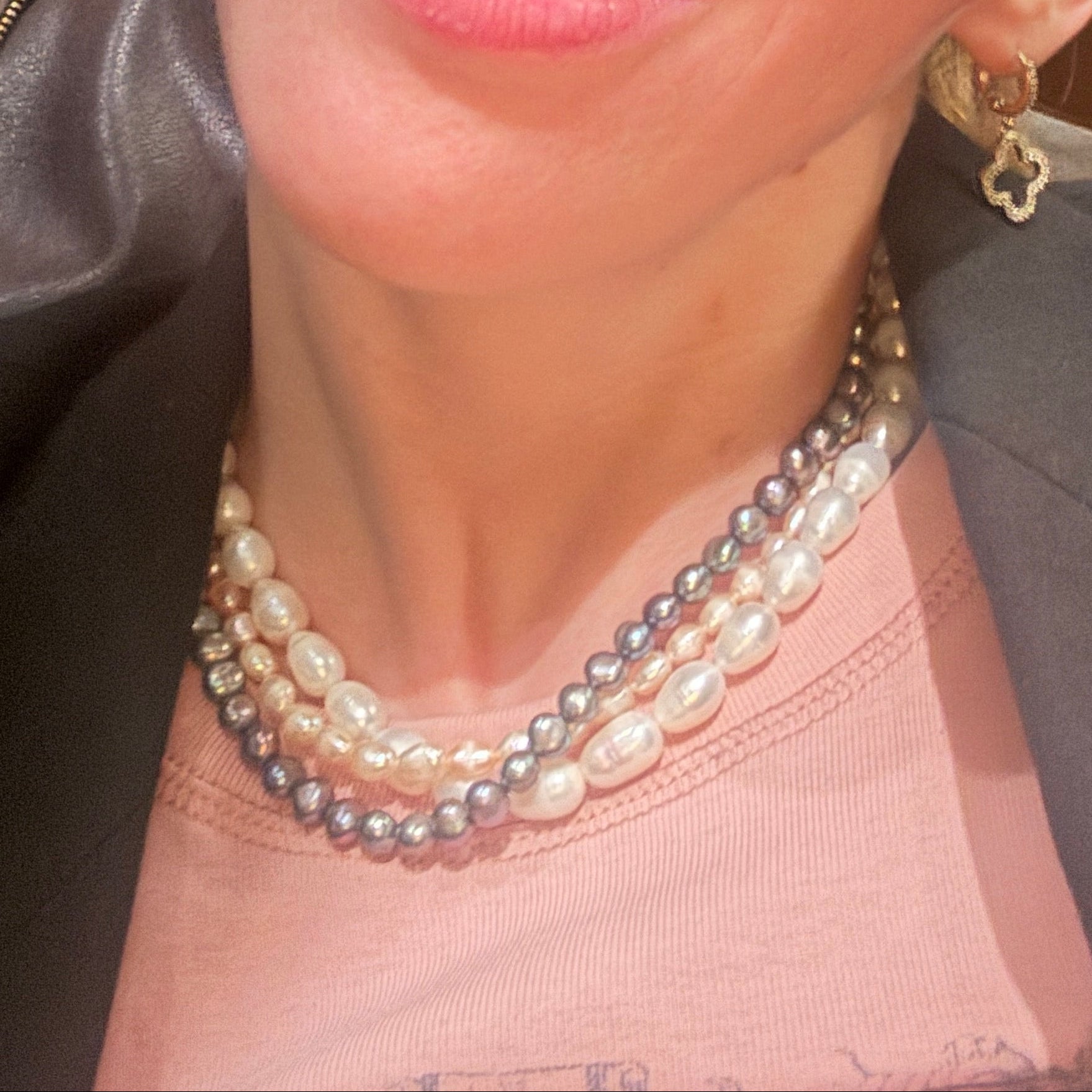 Perlenketten von Lunas Perlen angezogen