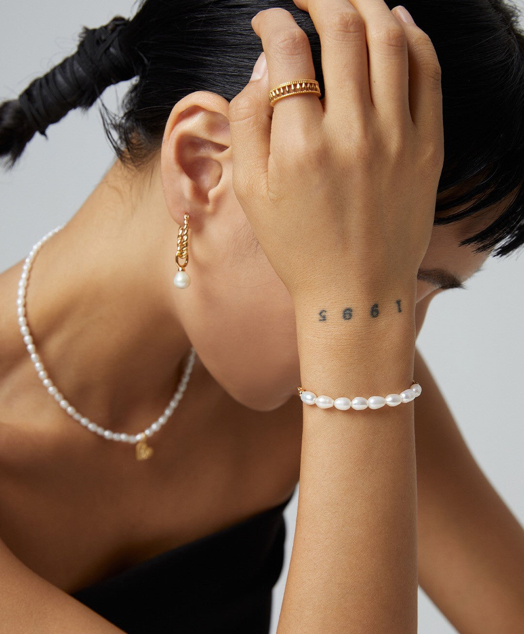 Schöne Frau mit Perlenschmuck