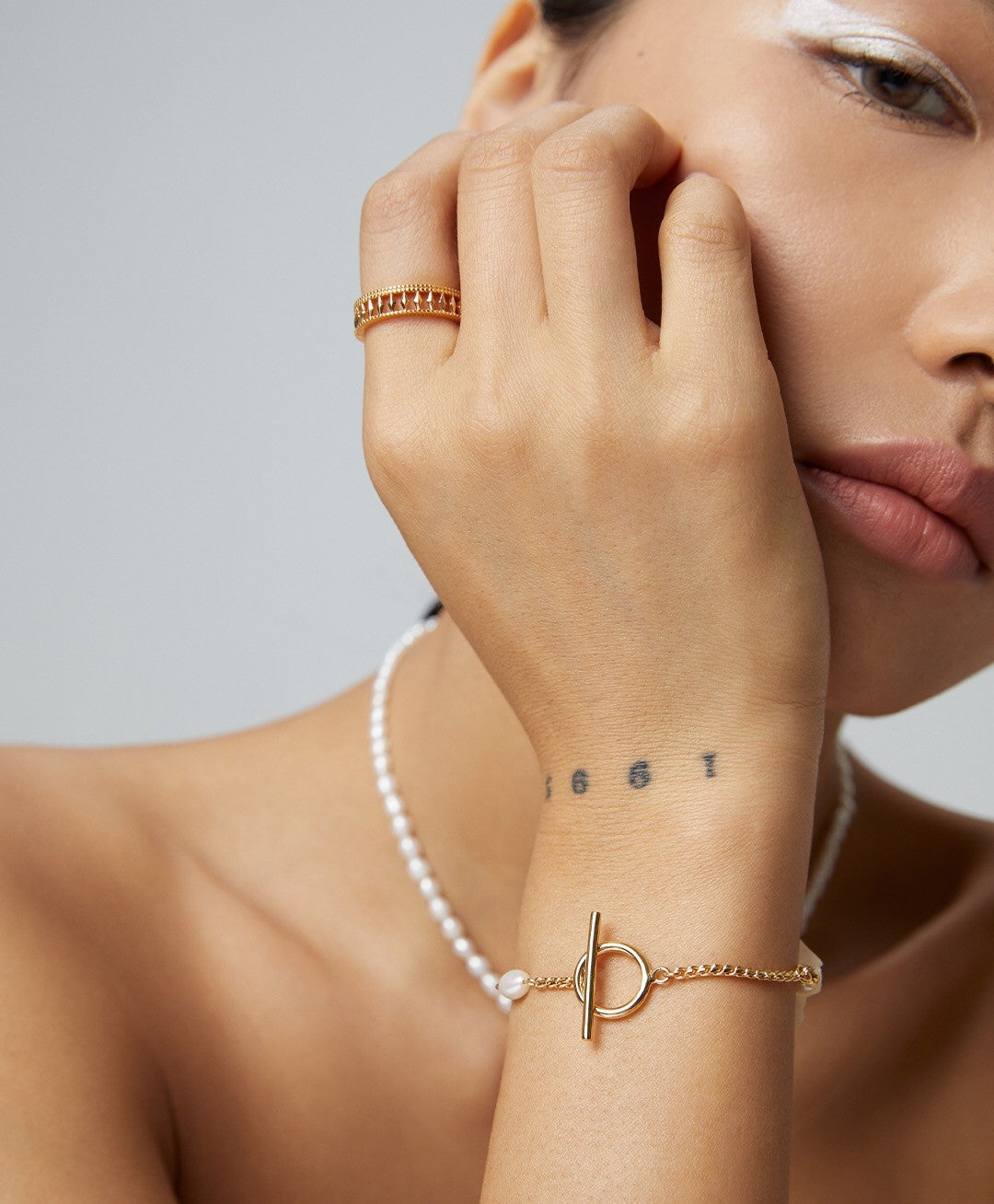 Schöne Frau mit Perlenschmuck