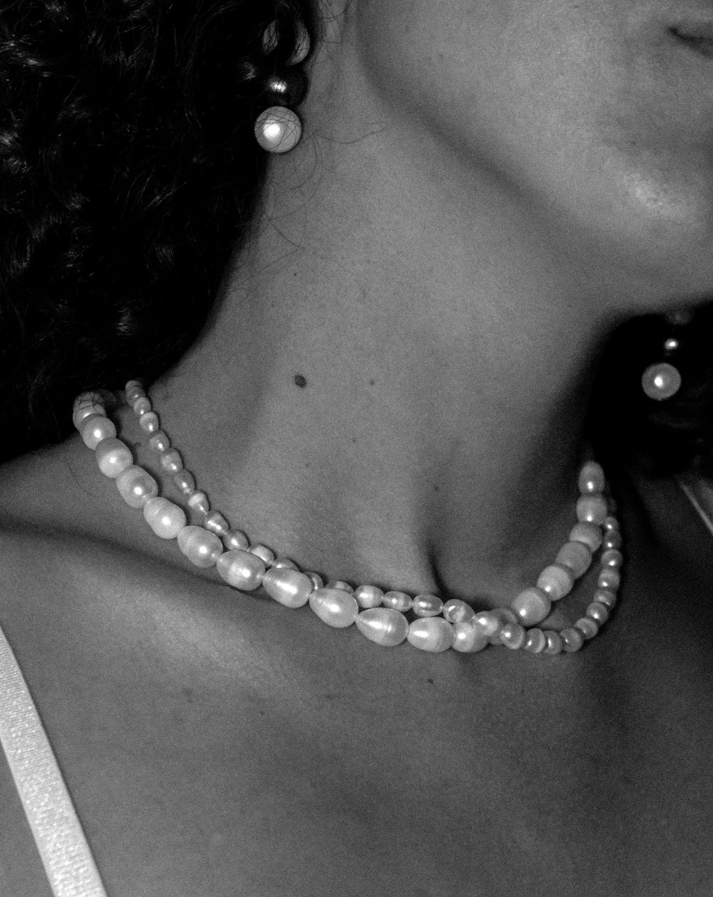 Teresa Luna mit Aurora Perlenohrringen und SOLANA Perlenkette und ROSA Perlenkette von Lunas Perlen