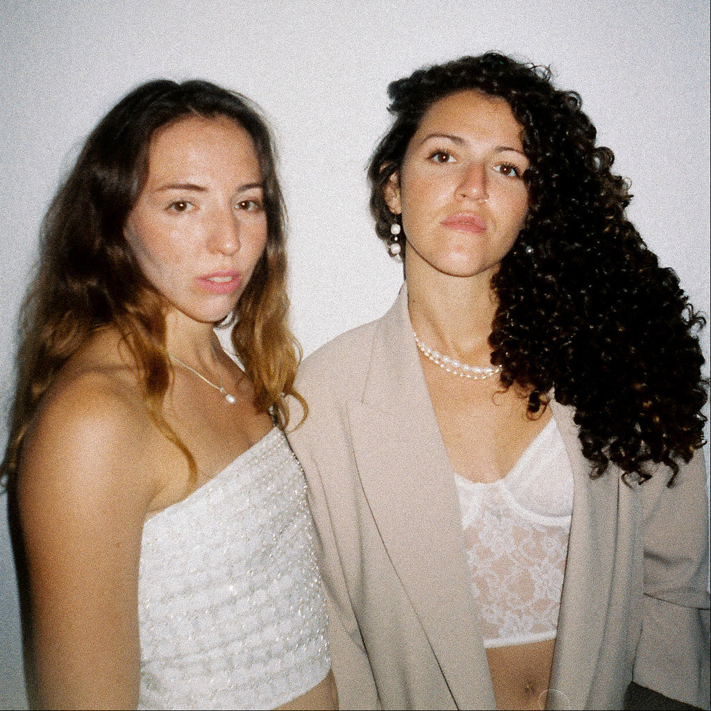 Teresa Luna mit Aurora Perlenohrringen und SOLANA Perlenkette und ROSA Perlenkette von Lunas Perlen