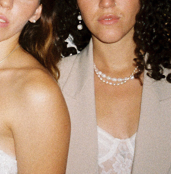 Teresa Luna mit Aurora Perlenohrringen und SOLANA Perlenkette und ROSA Perlenkette von Lunas Perlen 3