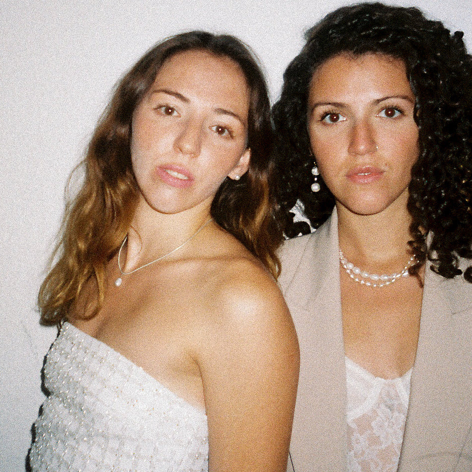 Teresa Luna mit Aurora Perlenohrringen und SOLANA Perlenkette und ROSA Perlenkette von Lunas Perlen 3