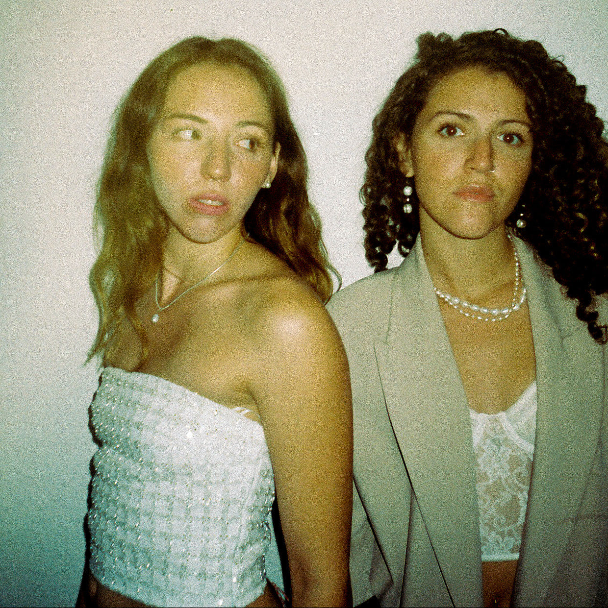 Teresa Luna mit Aurora Perlenohrringen und SOLANA Perlenkette und ROSA Perlenkette von Lunas Perlen 4