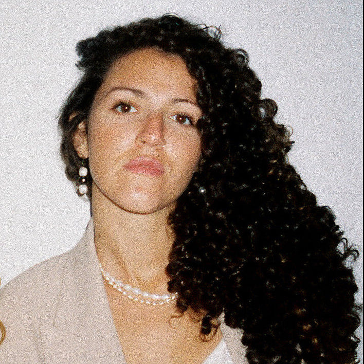 Teresa Luna mit Perlenkette SOLANA und HANNAH