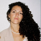 Teresa Luna mit Perlenkette SOLANA und HANNAH