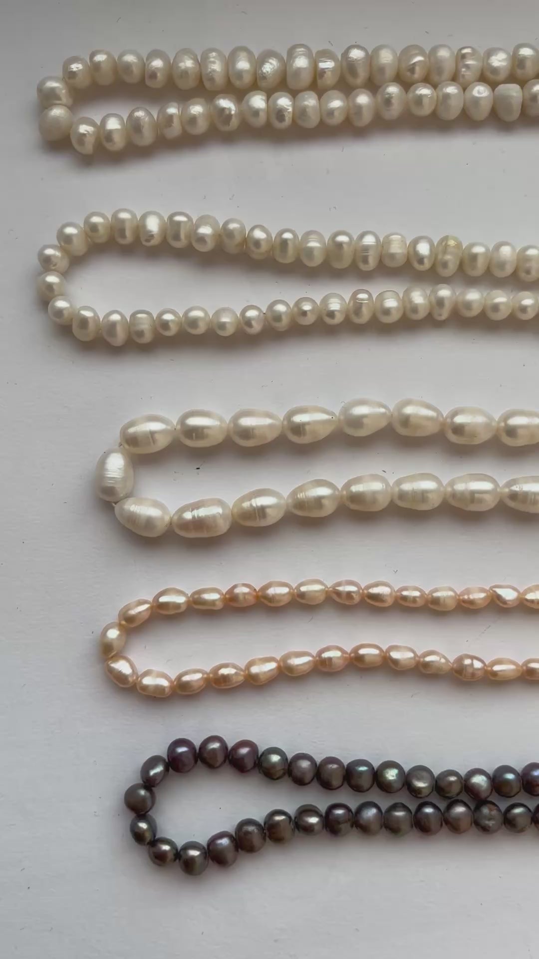 Video von mehreren Ketten von Lunas Perlen München 