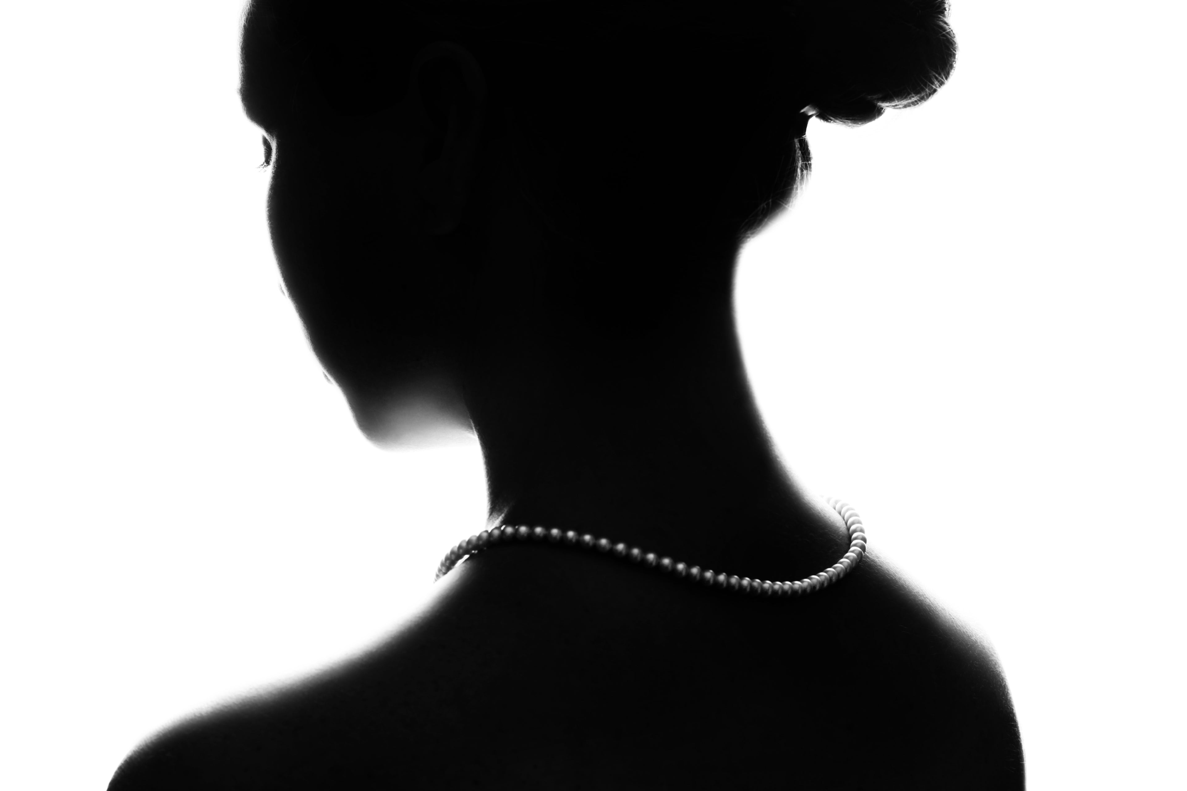 Frau von hinten mit Perlenkette